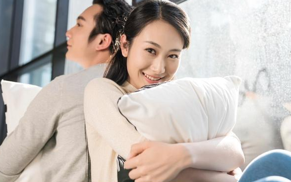 女子酒店出轨男子，期间女子哀求：动作快点孩子还在楼下等着我